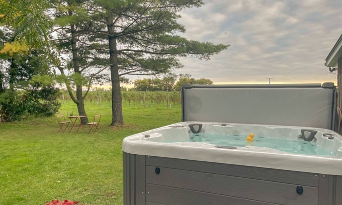 Niagara-on-the-Lake House | Niagara Grapeview Cottage/Hot Tub+Sauna
