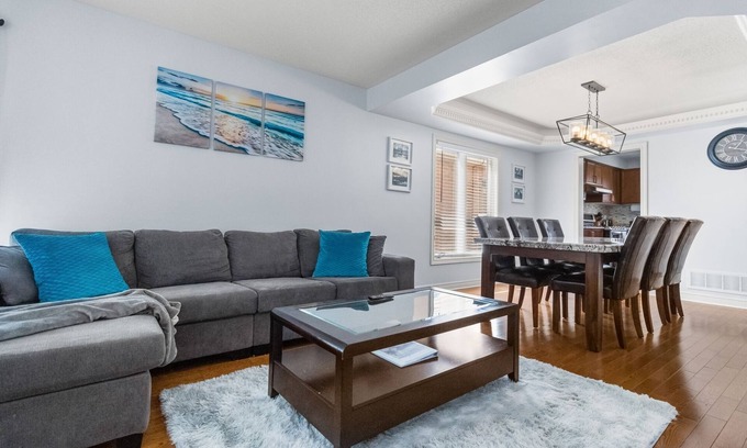 Glendale House | Niagara House - 3 Queen Beds - 12min to Falls - steps to Royal Niagara Golf Club