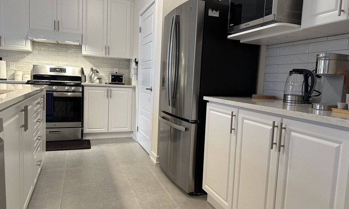 Thorold House | Niagara Winter Getaway - Sleeps 8
