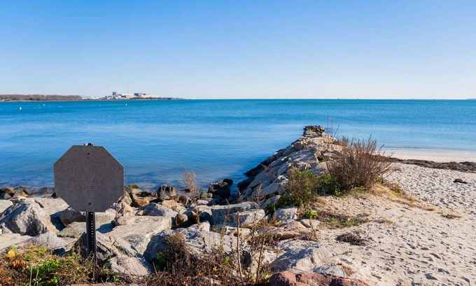Niantic House | Niantic Cottage Minutes from Beach | Play & Relax