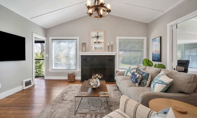 Niantic House | Niantic Cove Waterfront Escape: Relax & Unwind