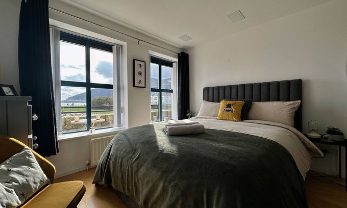 Newcastle Apartment | NIapartments: Coastal retreat with Mountain Views