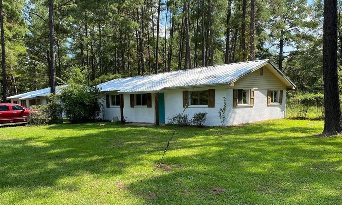 Broaddus House | Nice 2/1 brick house, 2 miles from Jackson Hill boat launch