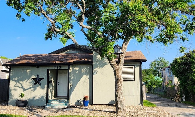 Del Mar House | Nice 2 Bd Home w/Efficiency near Downtown Corpus