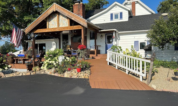 Homerville House | Nice 3-bedroom estate with AC and fireplace in charming Valley City