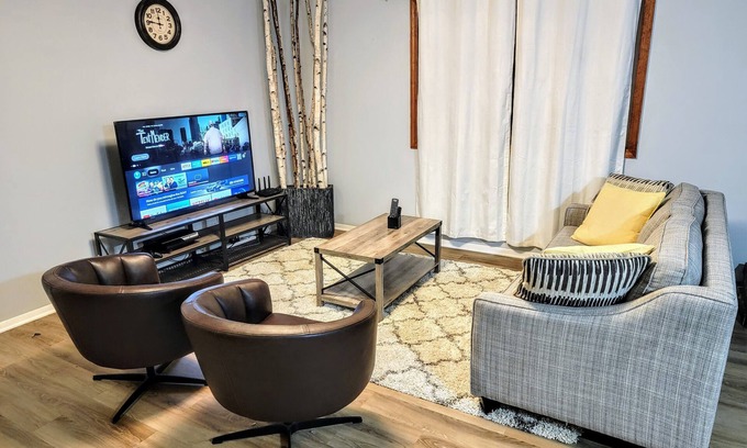 Severna Park House | Nice 5 BDR/3 BATH Home near BWI Airport with WIFI, Beach, Parking, Ambiance