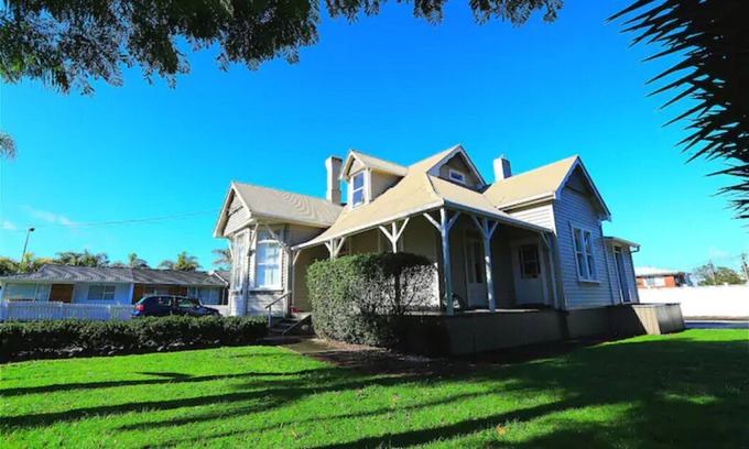 Whangarei Villa | Nice 5 bedrooms villa BNB at Whangarei Town center. Next to supermarket/schools