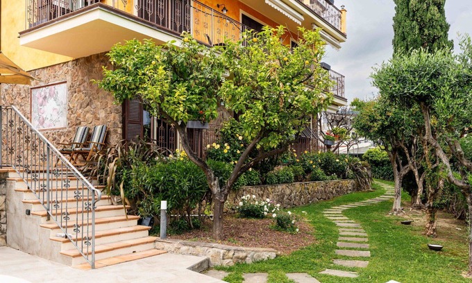 Borghetto Santo Spirito Villa | Nice apartment in villa for 5 guests with A/C, pool, WIFI, terrace, pets allowed and parking