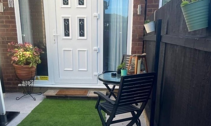 Luton Apartment | Nice And Cosy Large Studio Near to London Luton Airport (Pet Friendly)