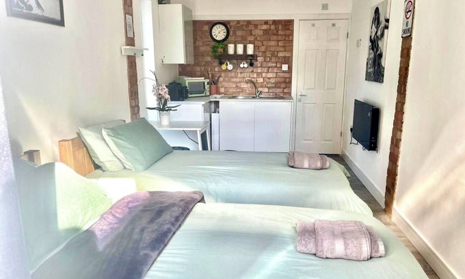 Luton Apartment | Nice and Cosy Large Studio Near Luton Airport!