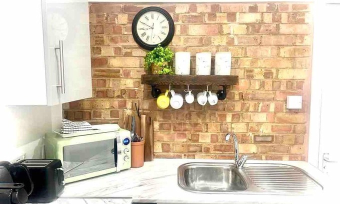 Luton Apartment | Nice And Cosy Large Studio Near Luton Airport!