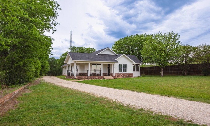 Waco House | Nice and quiet just minutes from Magnolia