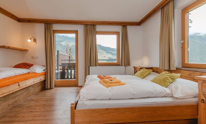 Hollersbach im Pinzgau Apartment | Nice apartment for 20 guests with WIFI, TV, terrace, pets allowed and parking