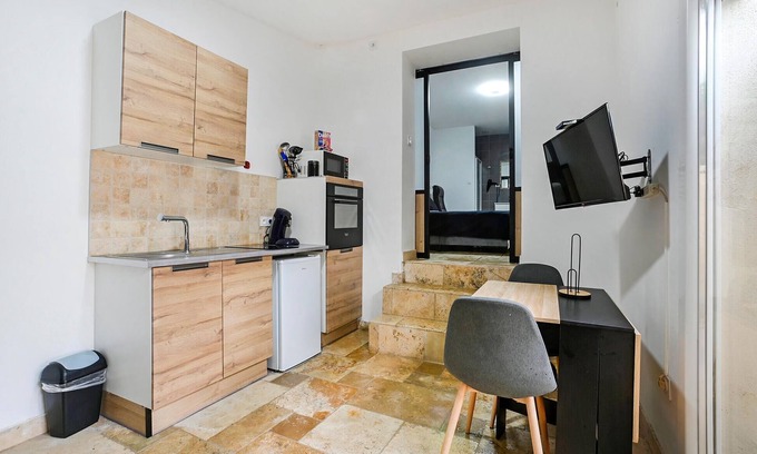 Jonquieres-Saint-Vincent Apartment | Nice apartment in Jonquières-Saint-Vince