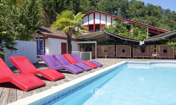 La Bastide-Clairence Apartment | Nice apartment for 8 guests with pool, WIFI, TV, terrace and pets allowed