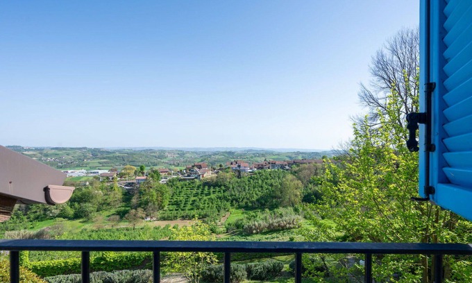 San Damiano dʼAsti Villa | Nice apartment in villa for 5 guests with WIFI, pool, TV, patio and pets allowed