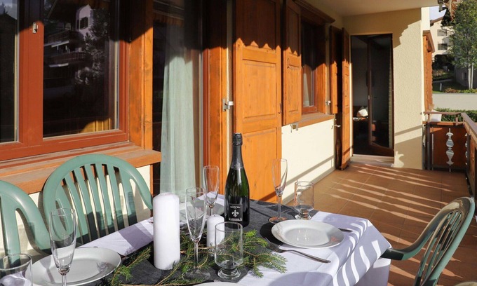 Klosters Platz Apartment | Nice apartment for 5 guests with internet, TV, balcony, pets allowed, panoramic view and parking