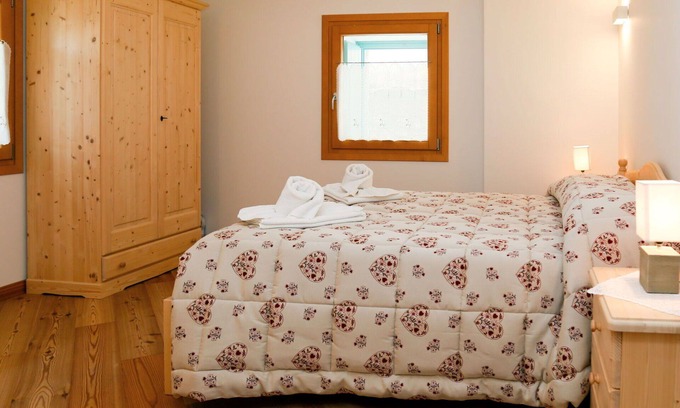 Raveo Apartment | Nice apartment for 2 guests with WIFI, TV, patio, pets allowed and parking