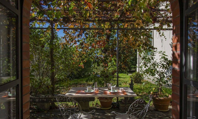 Barga Apartment | Nice apartment for 2 people with private pool, TV, patio and pets allowed
