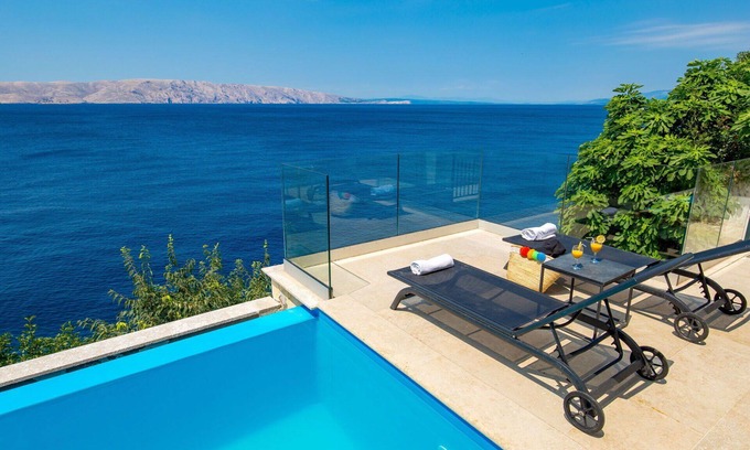 Senj Apartment | Nice apartment for 2 people with A/C, WIFI, pool, TV, terrace and pets allowed