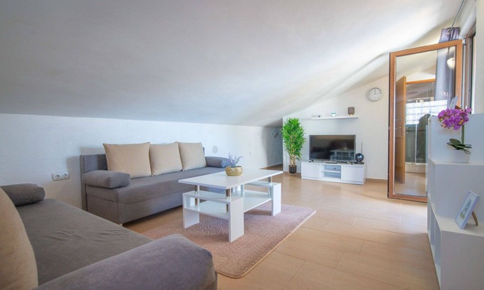 Stinica Apartment | Nice apartment for 4 people with WIFI, A/C, TV, terrace and parking