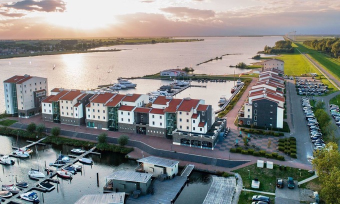 Zeewolde Apartment | Nice apartment for 6 guests with pool, WIFI, hot tub, TV, terrace and parking