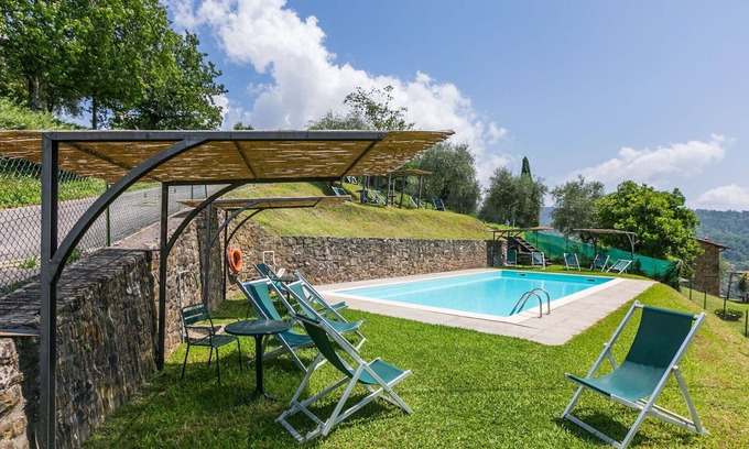 Pescia Apartment | Nice apartment for 6 people with WIFI, pool, TV, patio and pets allowed