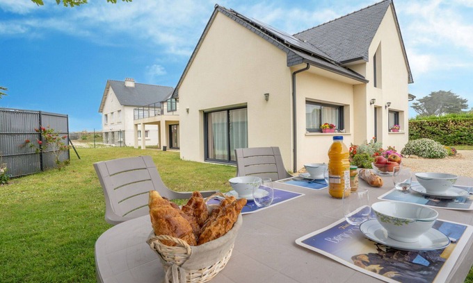 Brignogan-Plage Apartment | Nice apartment for 4 people with WIFI, TV, patio and parking