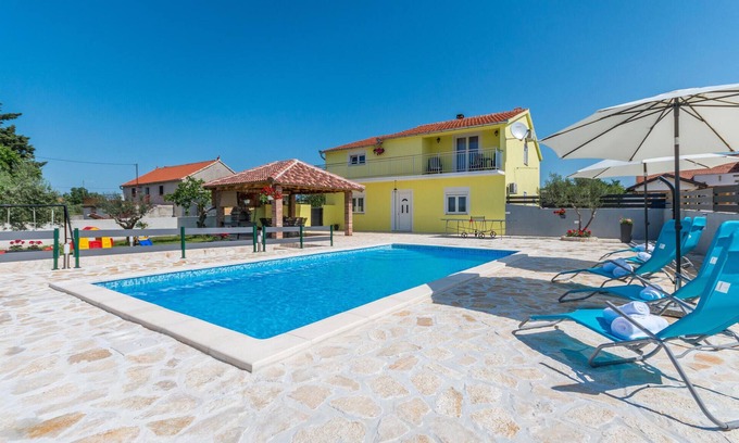 Sveti Filip i Jakov Apartment | Nice apartment in Gornje Rastane