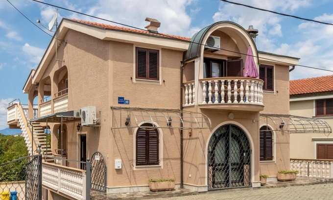 Jadranovo Apartment | Nice apartment in Jadranovo with WiFi