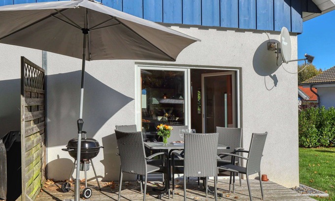 Altefaehr House | Nice apartment in villa for 4 people with WIFI, TV and terrace