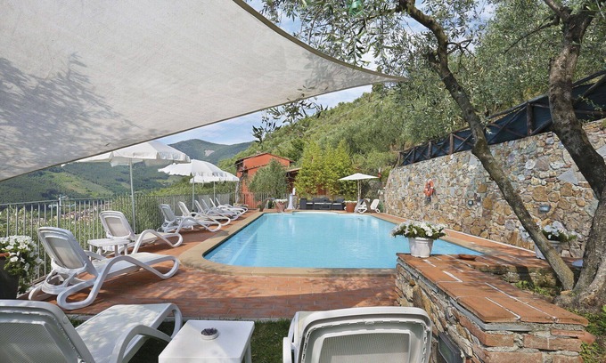 Cascine-La Croce Villa | Nice apartment in villa for 6 people with WIFI, pool, TV, patio and pets allowed