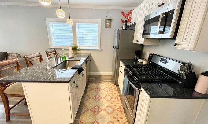 Tremont Apartment | Nice Apartment next to Christmas Story House