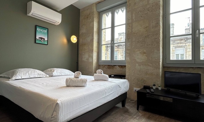Saint-Michel - Nansouty - Saint-Genes Apartment | Nice bright flat with air conditioning and Bordeaux stone for 2p