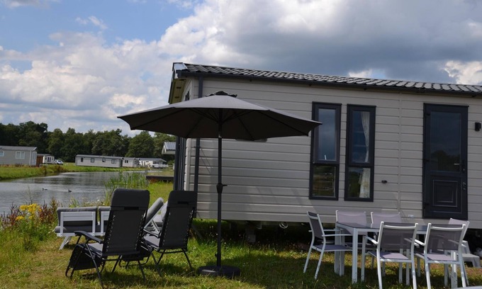 Merksplas House | Nice chalet on a luxury resort in Vlaanderen