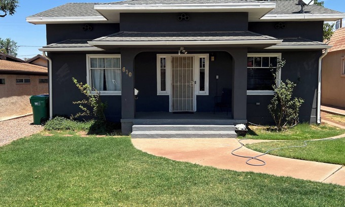 Winslow House | Nice Cozy 2 Bedroom 1bath house Close to DT Winslow
