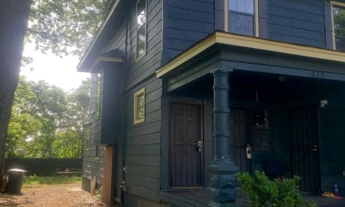 Crosstown Apartment | Nice Cozy Bungalow 10 minutes from downtown!