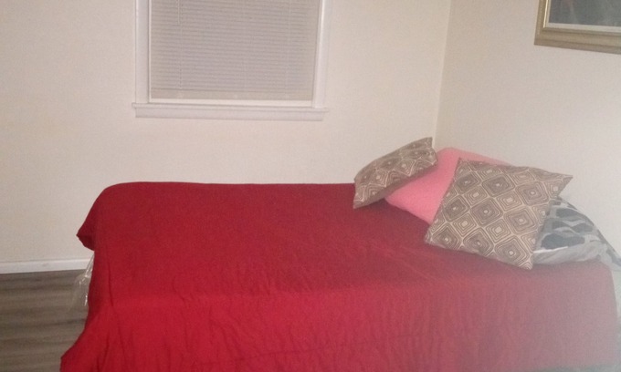 South Bend House | Nice Get away for Notre Dame guests! 3 minutes from the Airport