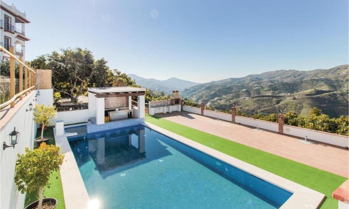 Canillas de Albaida House | Nice Home In Canillas De Albaida With 2 Bedrooms, Jacuzzi And Wifi