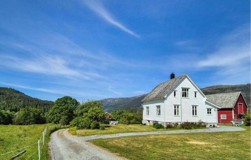 Eikelandsosen House | Nice Home In Eikelandsosen With Wifi