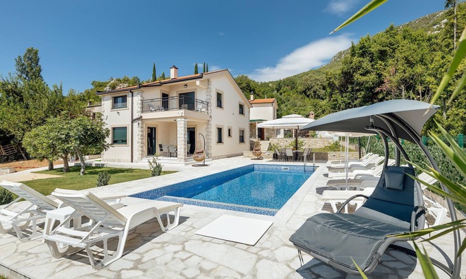 Mojdez House | Nice home in Igalo with house sea view