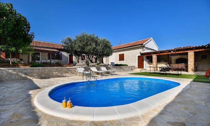 Lisicici House | Nice home in Lisicic with WiFi