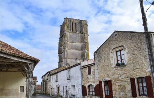Saint Jean d'Angle House | Nice Home In Saint-Jean-D'angle