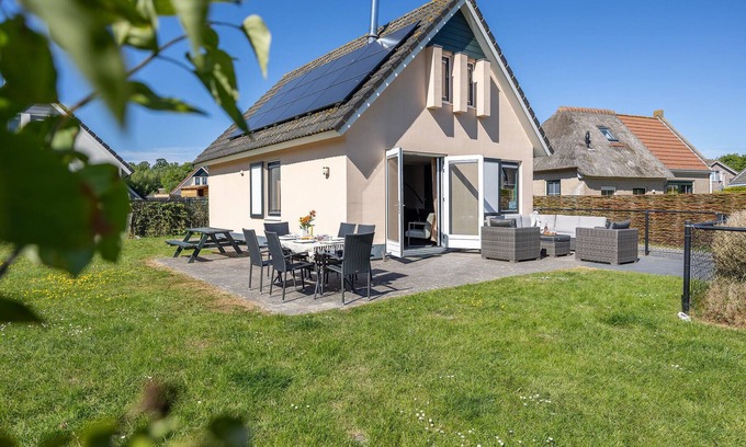 Tzummarum House | Nice home in Tzummarum with WiFi