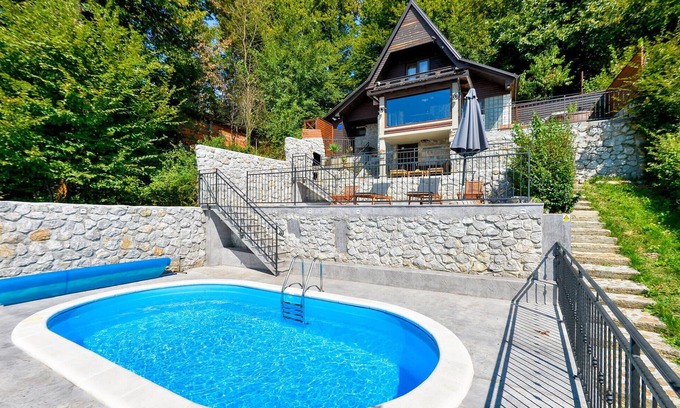 Karlovac House | Nice home in Zadobarje with WiFi