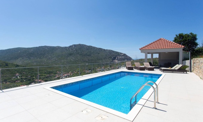 Zrnovnica House | Nice home in Zrnovnica