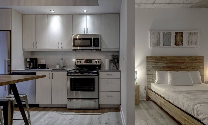 International District Apartment | Nice loft in Montreal's Old Port, blending historic charm with modern comfort in a prime location.