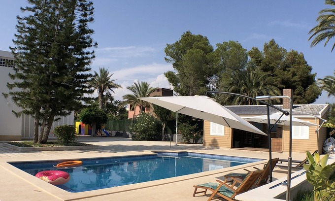 Elche Ski Chalet | Nice modern villa, with six bedrooms and five bathrooms. With pool and jacuzzi