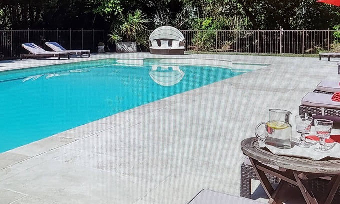 Grans House | NICE PROVENCALE HOUSE 4 pers country garden swimming pool SPA playground
