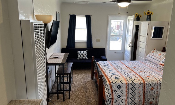 Winslow Apartment | Nice Quite Studio Apartment with Queen Bed, Full kitchen and bath near Down Town